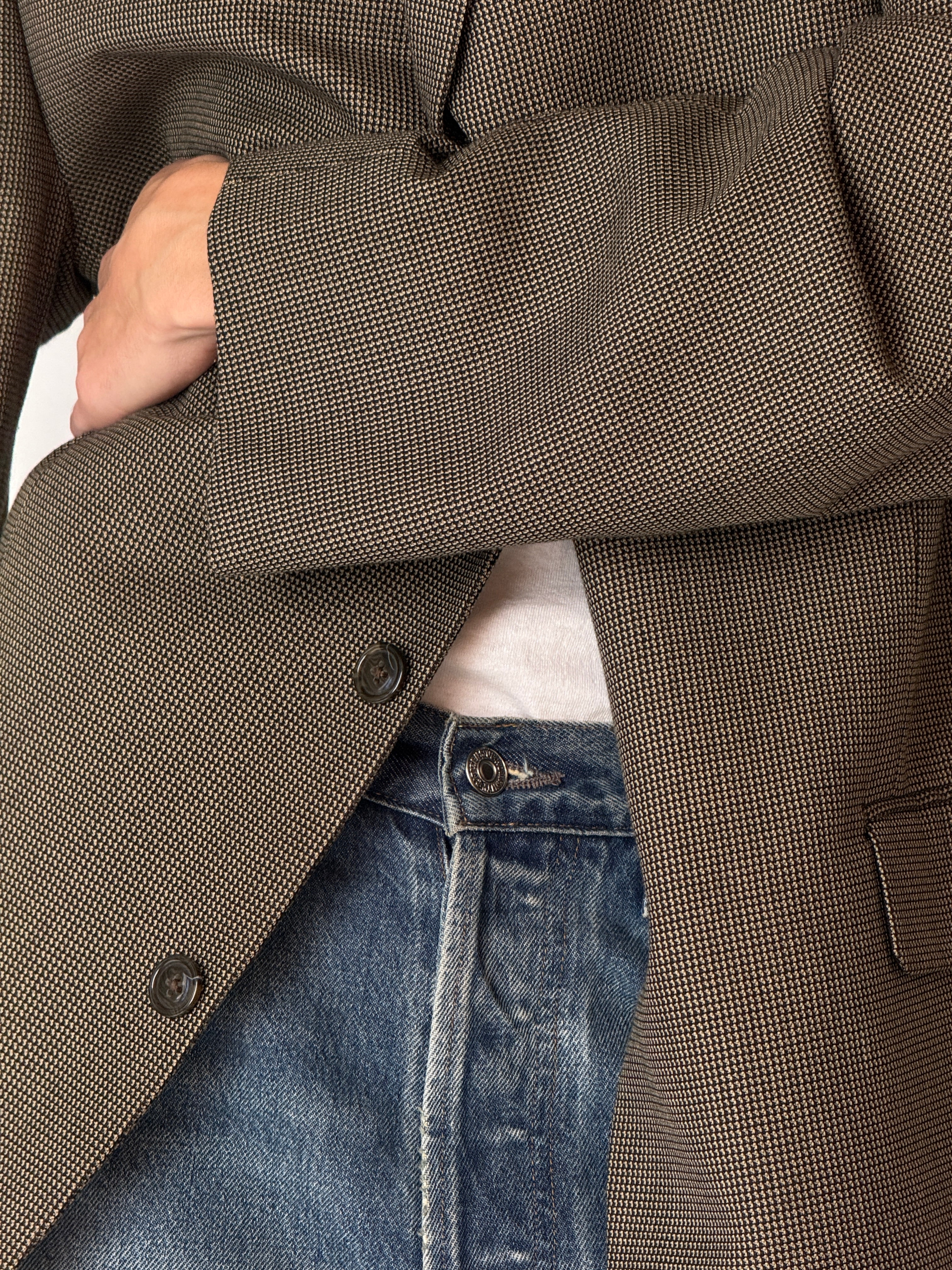 Vintage brown micro-pattern blazer with chest welt pocket and long sleeves detail