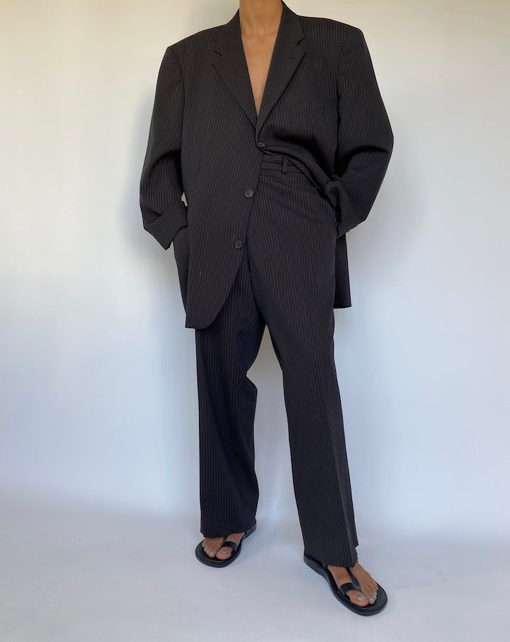 VINTAGE OVERSIZED GREY PINSTRIPED HUGO BOSS SUIT 3268