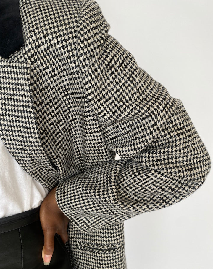 VINTAGE BLACK AND WHITE HOUNDSTOOTH BLAZER 4777