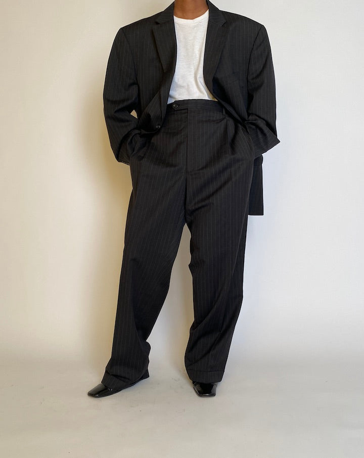 VINTAGE OVERSIZED BLACK PINSTRIPED SUIT 4526
