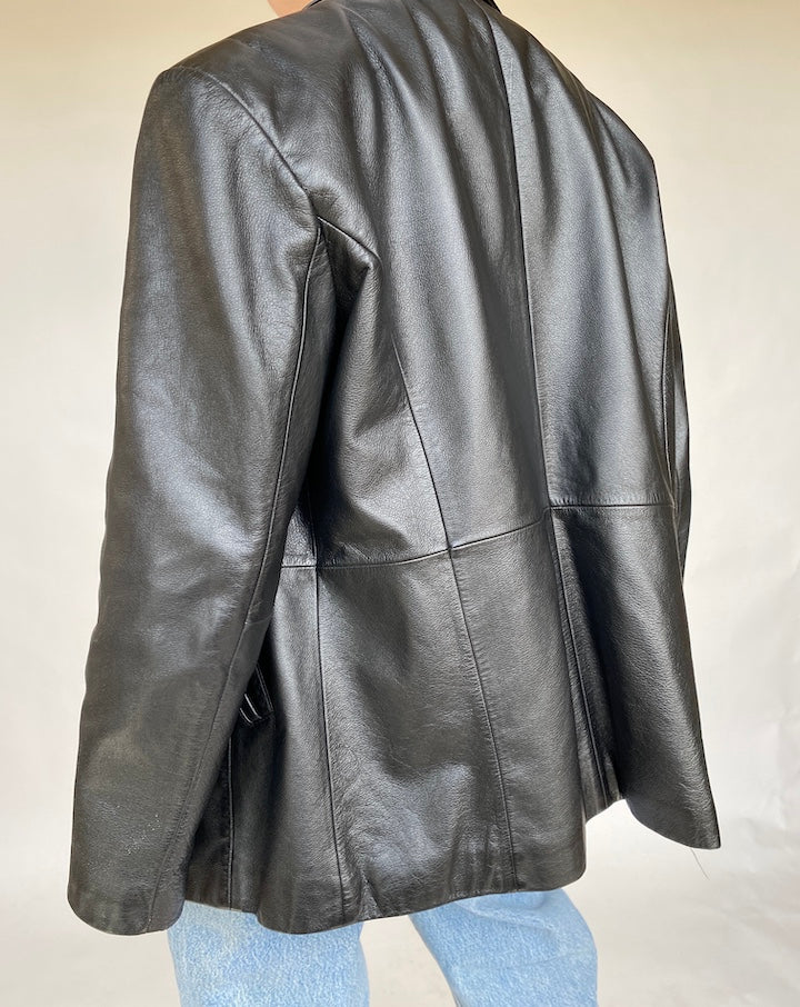 VINTAGE BLACK LEATHER JACKET WITH A FRONT BUTTON CLOSURE 458-3