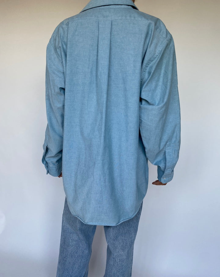 VINTAGE OVERSIZED BLUE BUTTON DOWN LONG SLEEVE SHIRT MADE IN A BLENDED COTTON. GREAT OVERSIZED FIT. BEST FITS XS - L.-2