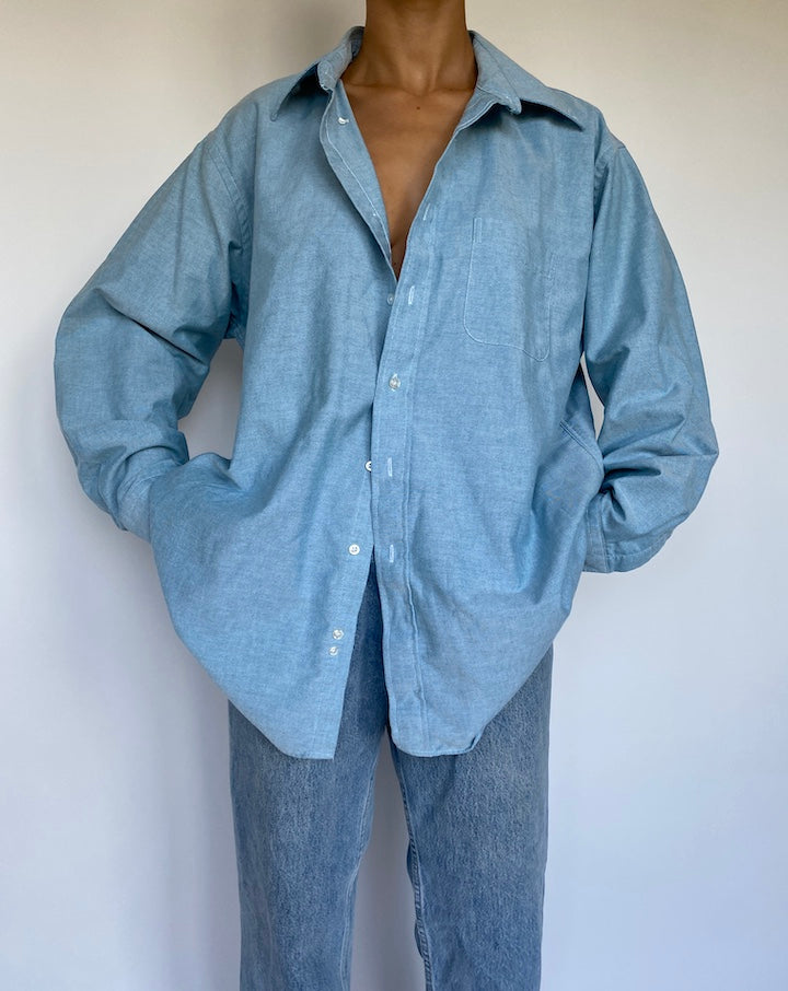 VINTAGE OVERSIZED BLUE BUTTON DOWN LONG SLEEVE SHIRT MADE IN A BLENDED COTTON. GREAT OVERSIZED FIT. BEST FITS XS - L.-3
