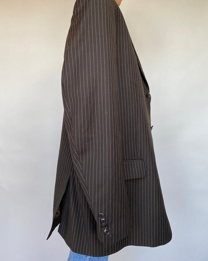 VINTAGE OVERSIZED DARK BROWN PINSTRIPED BLAZER MADE IN WOOL 597-4