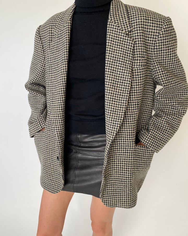 Vintage Oversized Black and White Houndstooth Blazer 5265